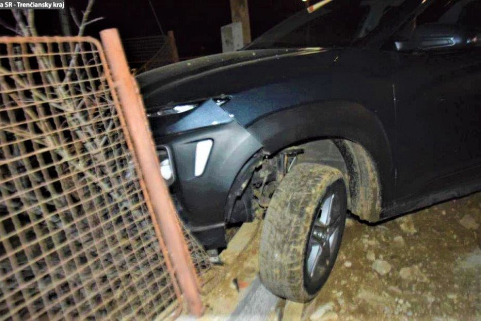 Ilustračný obrázok k článku Nehoda v okrese Prievidza: Vodič s viac ako 3 promile to napálil do plota, FOTO