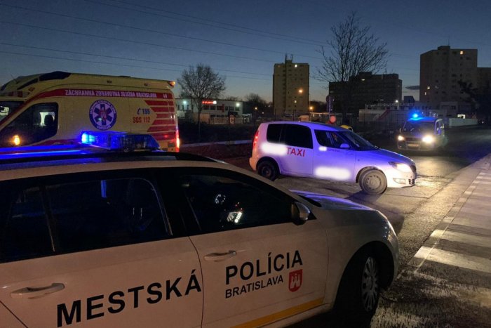 Ilustračný obrázok k článku Dramatická noc v Petržalke: Neznámy muž napadol a zbil taxikárku. Potom ušiel s jej autom