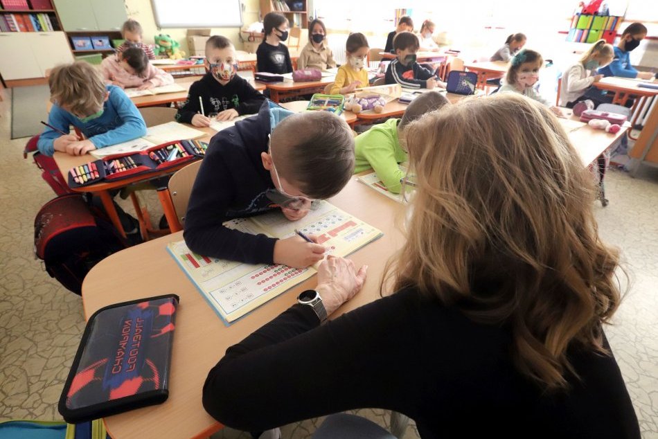 Ilustračný obrázok k článku Trenčania, situácia sa nezlepšuje: Zabudnite, že školy budú rýchlo otvorené