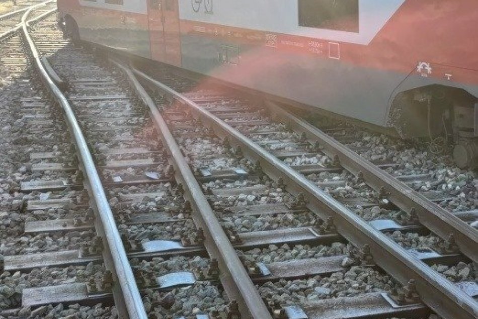 Ilustračný obrázok k článku Na Šariši došlo k zrážke vlaku s autom, muž utrpel otras mozgu a ranu na hlave