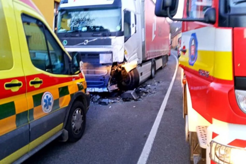 Ilustračný obrázok k článku ZÁBERY z tragickej nehody na Orave: Vodič neprežil zrážku s kamiónom