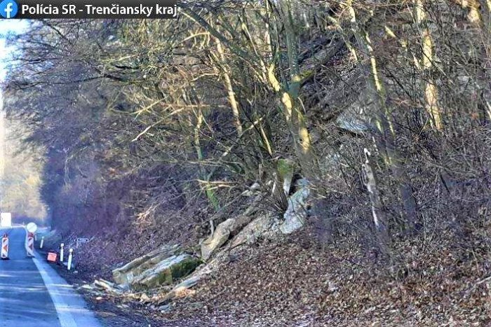 Ilustračný obrázok k článku V okrese Trenčín sa zosunul na cestu skalný blok: V úseku nastali obmedzenia