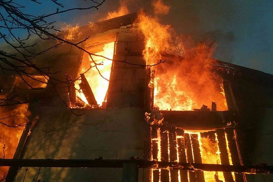 Ilustračný obrázok k článku Chatu na Devíne zachvátili mohutné plamene! Na mieste sú desiatky hasičov, FOTO