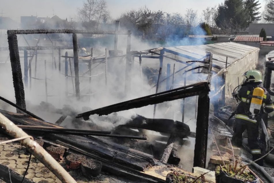 Ilustračný obrázok k článku Fóliovník zachvátili plamene: V akcii hasiči zo Šurian a z Nových Zámkov, FOTO