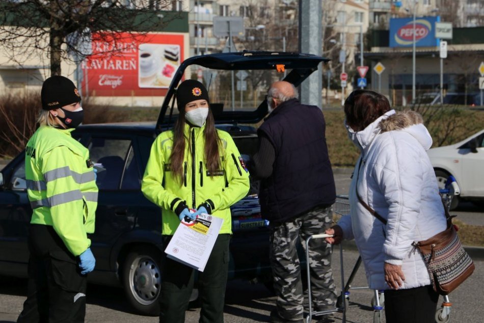 Ilustračný obrázok k článku Podvodníci využívajú aj sčítanie: Policajti v Topoľčanoch radili seniorom, FOTO