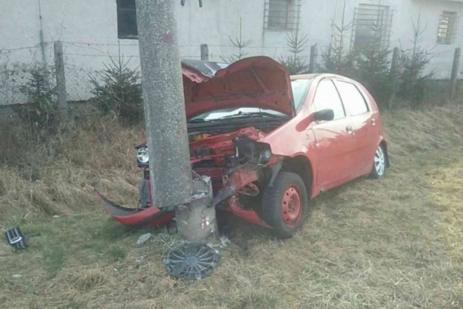 Ilustračný obrázok k článku Zranený po nehode v okrese Prievidza: Auto po náraze zlomilo stĺp, FOTO