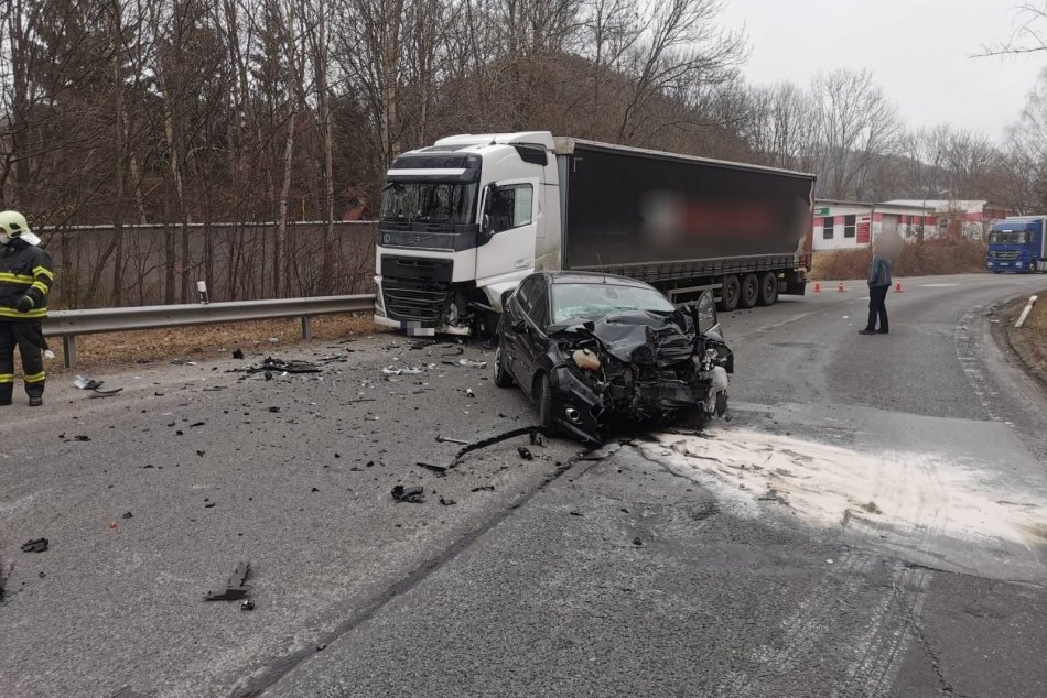 Ilustračný obrázok k článku Nehoda auta a kamióna v Kremnici: Policajti vyšli so závažným zistením