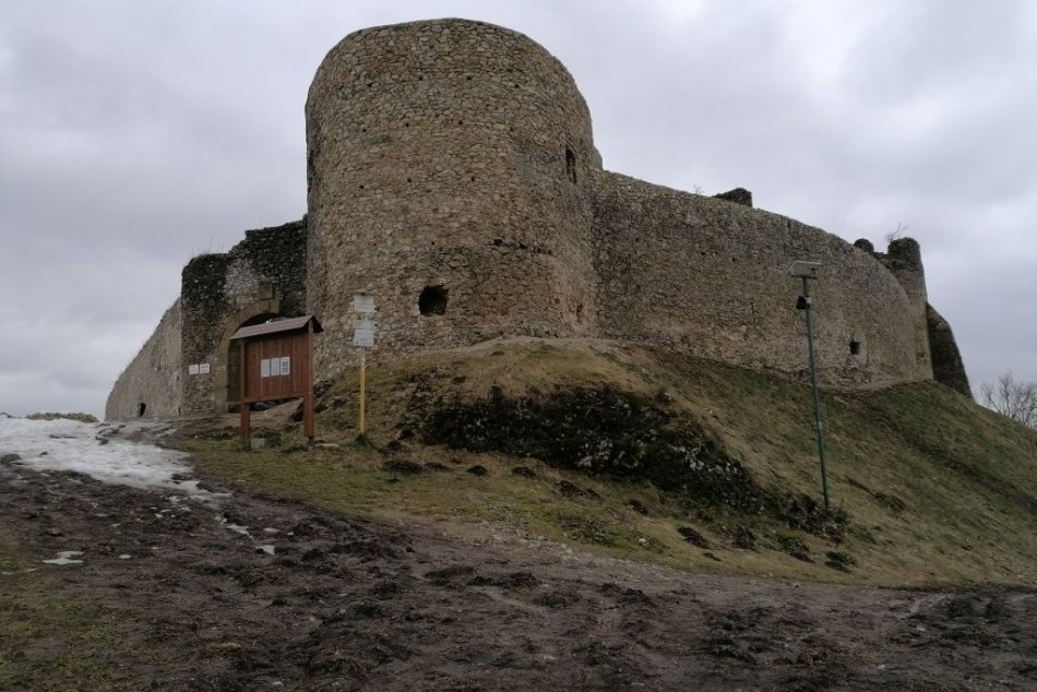 Ilustračný obrázok k článku Rekonštrukcia hradu Jasenov pokračuje. Čo všetko sa už stihlo opraviť? FOTO