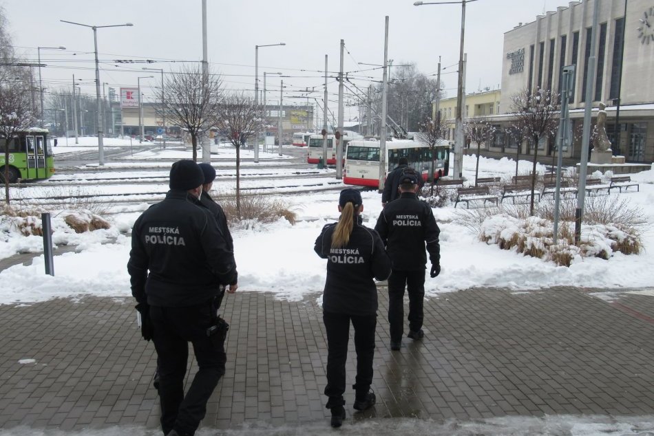 Ilustračný obrázok k článku Sú Bystričania zodpovední? Od mestských policajtov sa dočkali poďakovania, FOTO