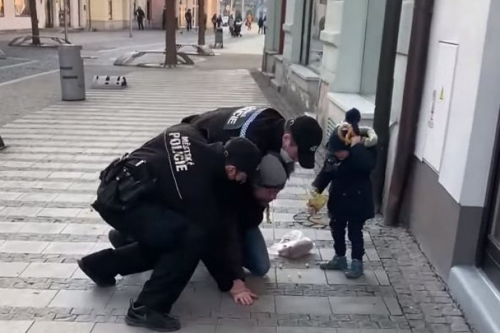 Ilustračný obrázok k článku DRASTICKÝ zákrok policajtov na muža bez rúška: Neodradil ich ani plačúci synček! VIDEO