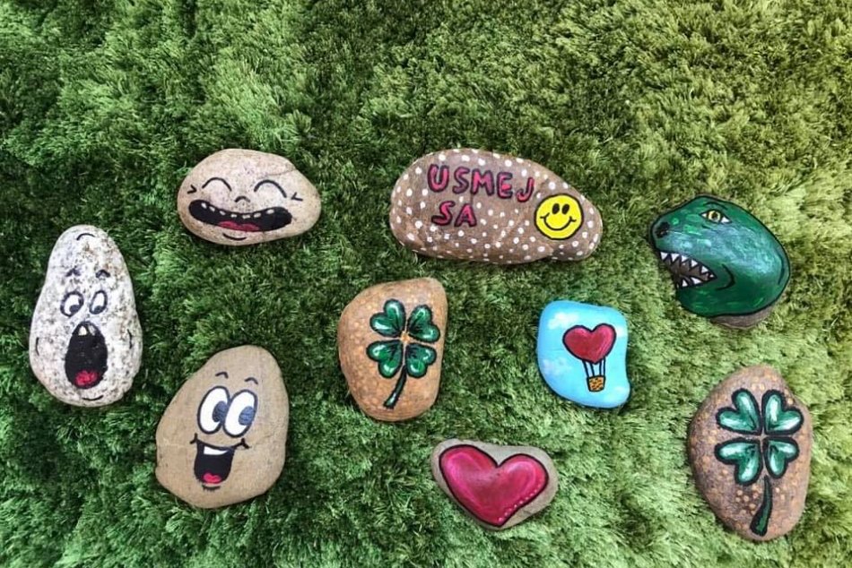 Ilustračný obrázok k článku V Nitre sa rozkotúľali Veselé kamene: Robia obrovskú radosť malým i veľkým, FOTO
