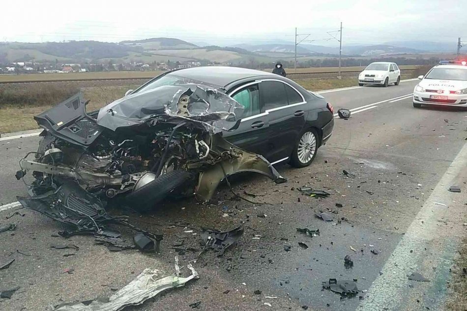 Ilustračný obrázok k článku Vážna nehoda v okrese Trenčín: Cestu museli uzavrieť, FOTO
