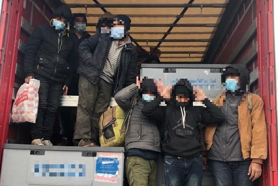 Ilustračný obrázok k článku Nečakané prekvapenie v Nových Zámkoch: V kamióne objavili desať migrantov