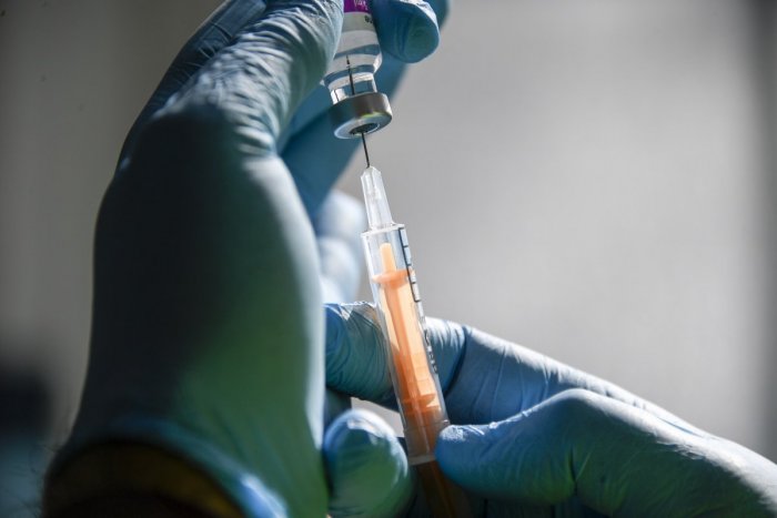 Ilustračný obrázok k článku Klientov v Nitrianskom Pravne začali očkovať: Koľko obetí im priniesla pandémia?