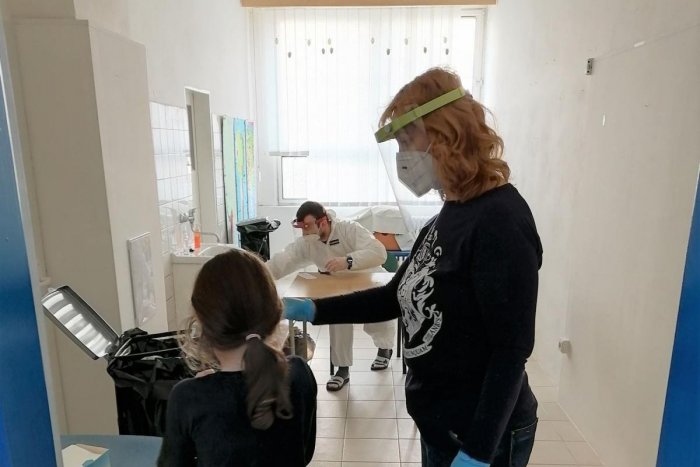 Ilustračný obrázok k článku Testovanie v Prešove po novom: Na Važeckej škole žiaci už majú zavedené kloktanie