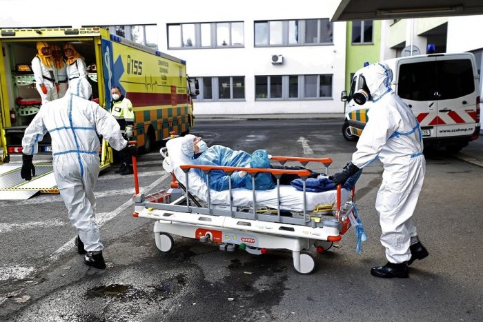 Ilustračný obrázok k článku Menej ľudí v nemocniciach, no ďalšie obete: Aktuálne COVID čísla zo Slovenska