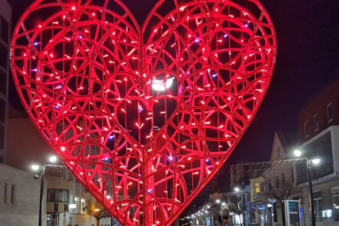 Ilustračný obrázok k článku Obrovské srdce na námestí je krásnou novinkou. Aj svieti, FOTO