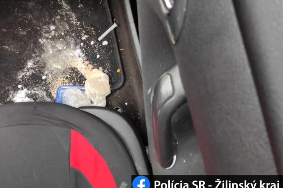 Ilustračný obrázok k článku Razia žilinských kriminalistov: U mladej ženy našli stovky dávok drogy, FOTO