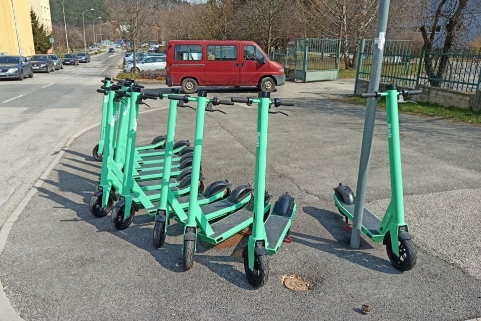 Ilustračný obrázok k článku V Nitre chcú spraviť poriadok s kolobežkármi: Podľa poslanca je kolízia otázkou času