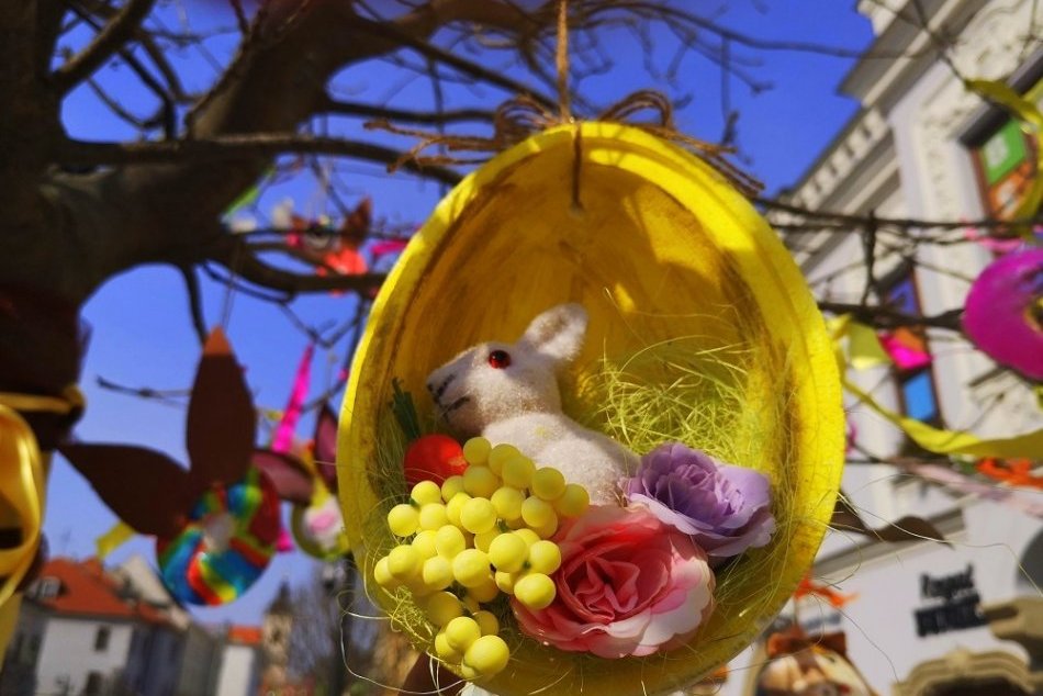 Ilustračný obrázok k článku FOTO: Trnava ako z rozprávky! Centrum zdobí nádherná veľkonočná výzdoba
