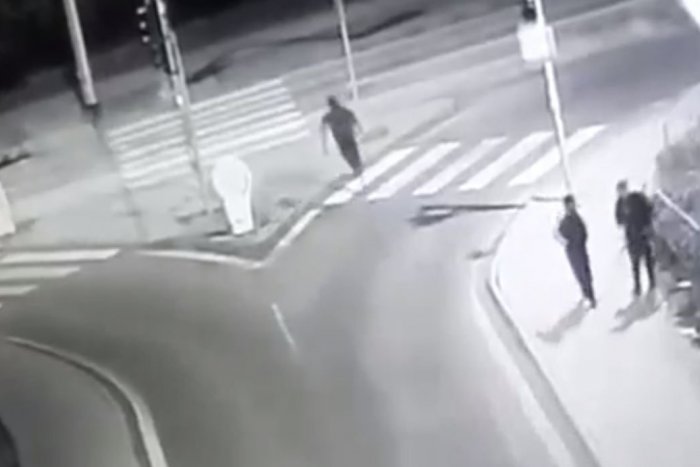 Ilustračný obrázok k článku Opitý mladík v Bystrici vbehol pod auto: Zábery sú len pre silné povahy, VIDEO