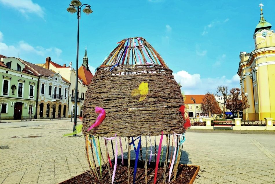 Ilustračný obrázok k článku Veľká noc zavítala aj do Topoľčian: Centrum mesta skrášlila výzdoba, FOTO