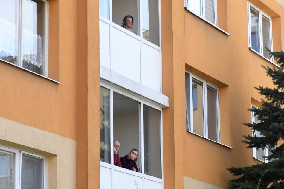 Ilustračný obrázok k článku Bratislavčania, POZOR! Podvodníci nabádajú seniorov, aby vyhodili cennosti VON oknom!