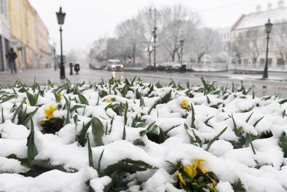Ilustračný obrázok k článku Aprílové počasie neprestáva udivovať: Ženie sa k nám pásmo sneženia