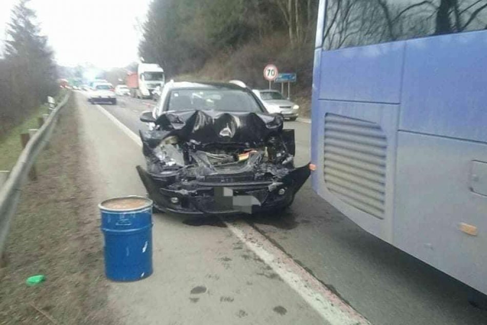 Ilustračný obrázok k článku Autobus s cestujúcimi sa zrazil s autom: Hasiči zasahujú pri nehode na Kysuciach, FOTO