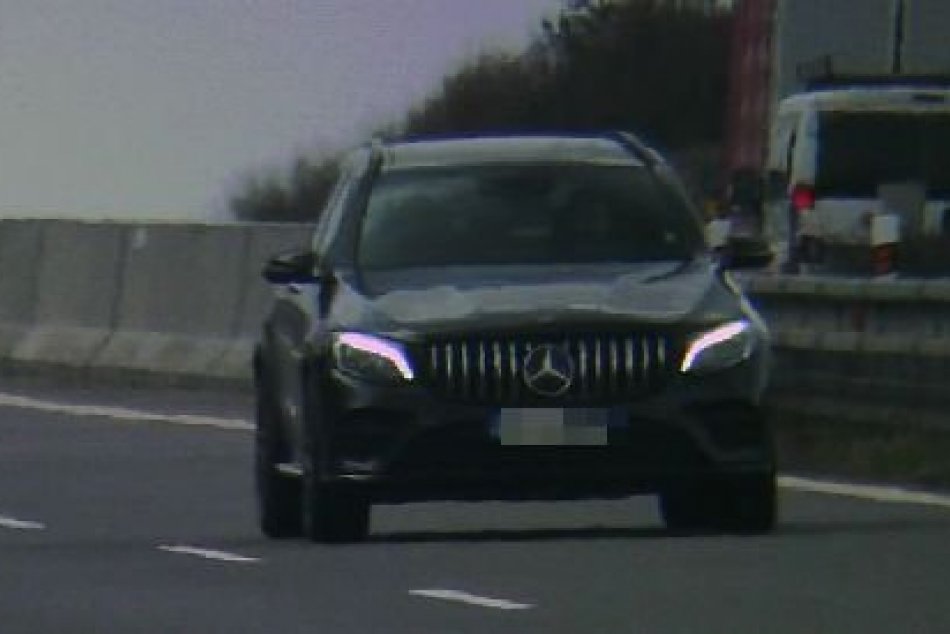 Ilustračný obrázok k článku Diaľnicu si pomýlil s pretekárskym okruhom: Mercedes uháňal 200 km/h, FOTO