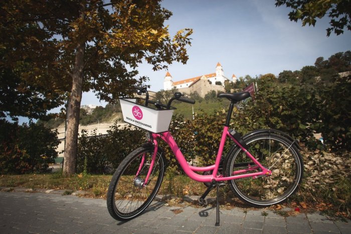 Ilustračný obrázok k článku Zaujímavá novinka: Ružové bicykle vás v Bratislave odvezú na krátku trasu zadarmo