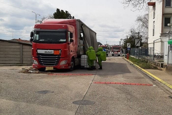 Ilustračný obrázok k článku Hasiči v akcii: Z kamióna unikli stovky litrov kyseliny! FOTO