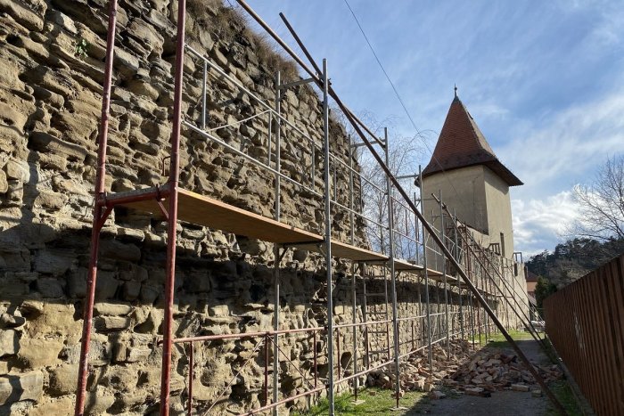 Ilustračný obrázok k článku Plánuje sa aj ulička remesiel: Začalo sa s obnovou častí mestského opevnenia, FOTO