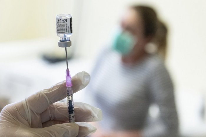 Ilustračný obrázok k článku Fakultná nemocnica v Trenčíne o očkovaní: Vakcínu dostali už desaťtisíce ľudí