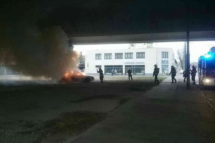 Ilustračný obrázok k článku Auto v plameňoch: Hasiči zasahujú na Mierovej ulici v Bratislave