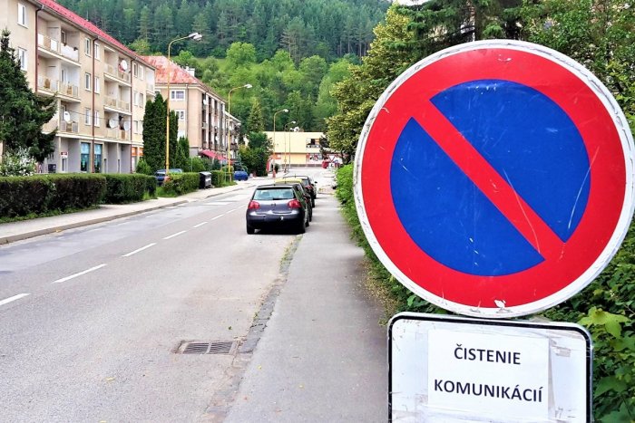 Ilustračný obrázok k článku Čistenie považskobystrických ulíc začína: KDE a KEDY bude zakázané parkovať?
