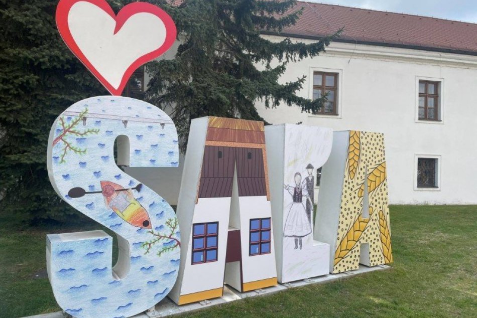 Ilustračný obrázok k článku 3D nápis už viac nie je biely: Veľké písmená dostali nový šat, FOTO