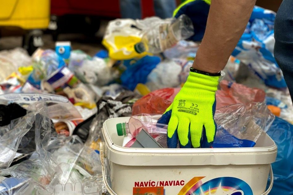 Ilustračný obrázok k článku Bystrica spúšťa NOVÝ systém ZBERU odpadu z rodinných domov: HARMONOGRAM vývozu ulica za ulicou