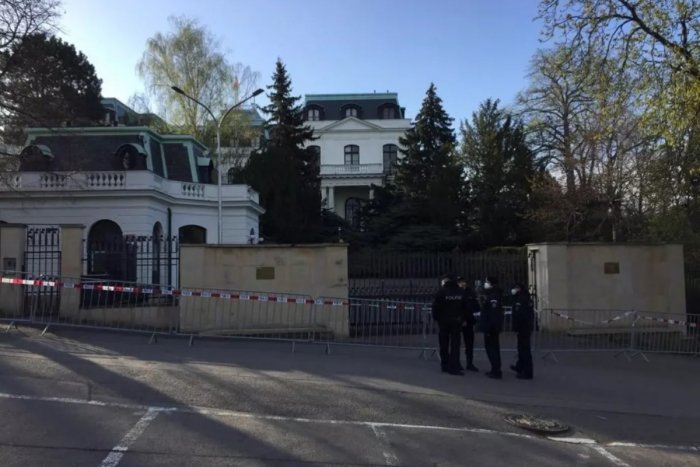 Ilustračný obrázok k článku Okolie ruskej ambasády v Prahe obsadila polícia, prítomní sú aj ťažkoodenci