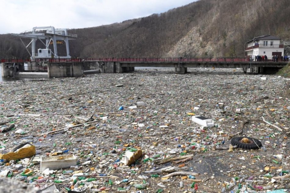Ilustračný obrázok k článku Pred rokom plávalo v Ružíne množstvo odpadu. Ako vyzerá vodná nádrž dnes?