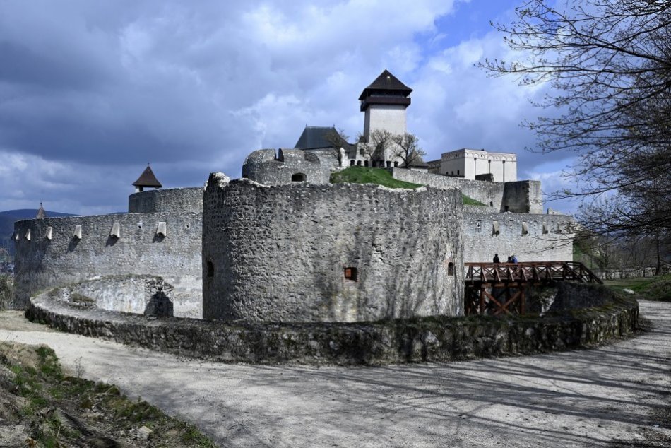 Ilustračný obrázok k článku Trenčiansky hrad budí pozornosť: Ašpiruje na titul kultúrna pamiatka roka