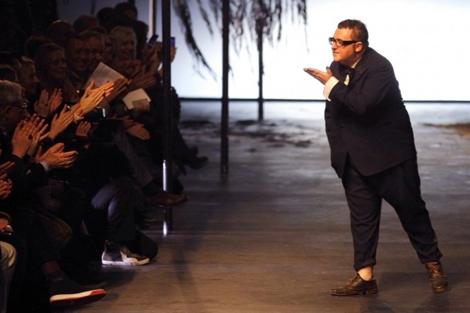 Ilustračný obrázok k článku Rana pre módny priemysel: Covidu podľahol obľúbený návrhár Alber Elbaz