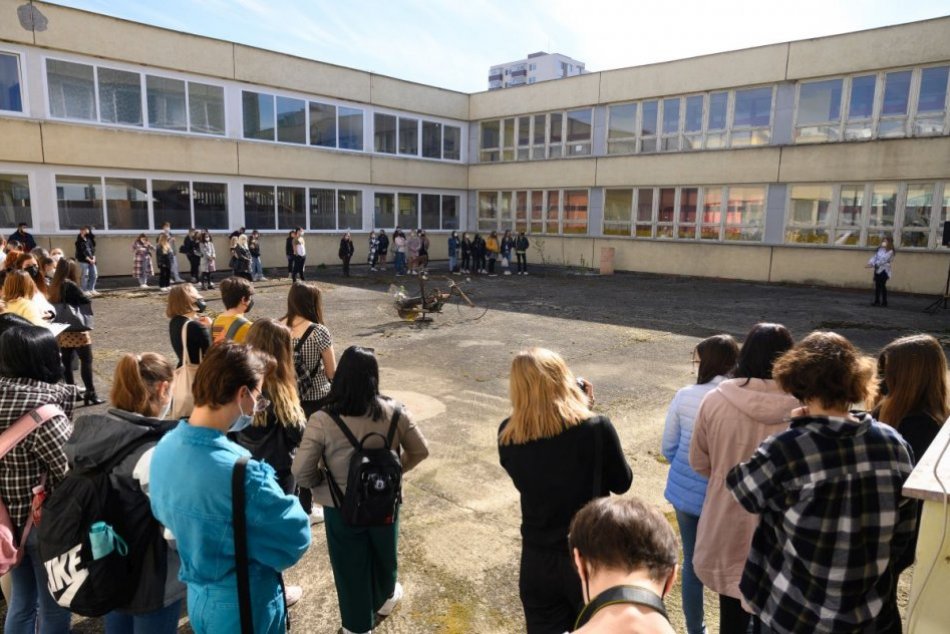 Ilustračný obrázok k článku Okres Topoľčany je RUŽOVÝ: Do školských lavíc sa vrátili žiaci, FOTO