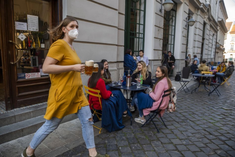 Ilustračný obrázok k článku Terasy sa stali HITOM, preto hygienici upozorňujú: Platiť ku kase radšej nechoďte! FOTO