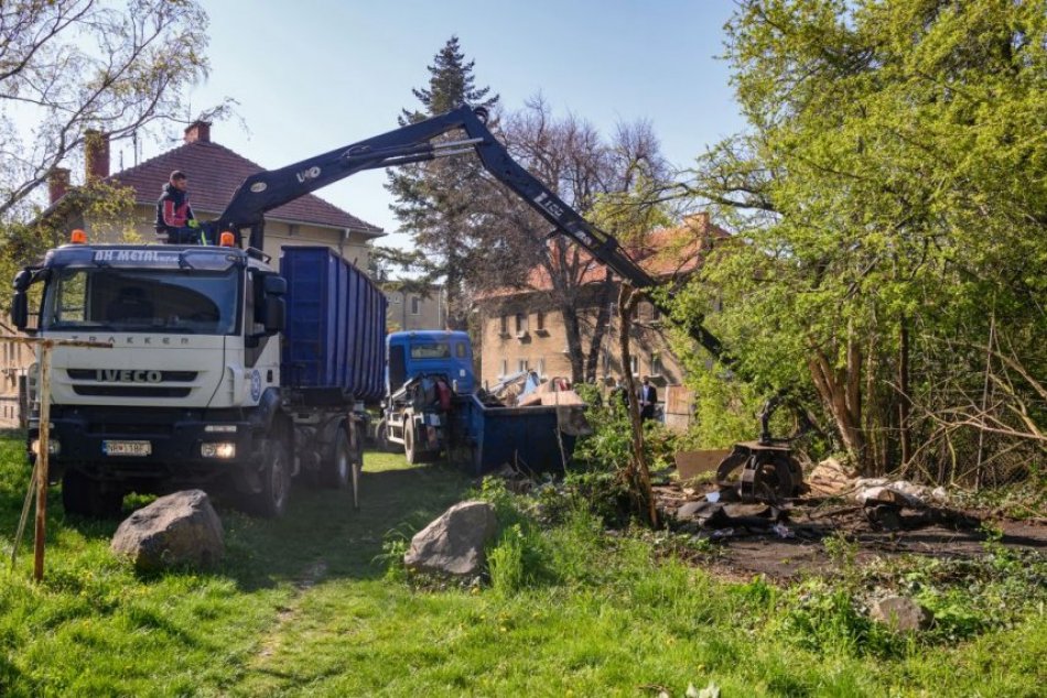 Ilustračný obrázok k článku Nitra rozbehla boj proti čiernym stavbám: Prvé dve nelegálne garáže zbúrali, FOTO