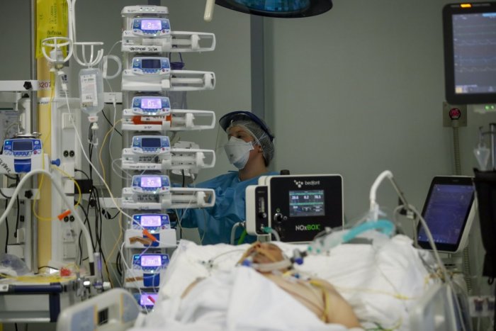 Ilustračný obrázok k článku Vo zvolenskej nemocnici už pomáhajú aj vojaci: Na umelej ventilácii sú IBA neočkovaní