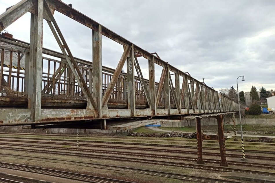 Ilustračný obrázok k článku Nitrianske mosty volajú po obnove: Dočká sa rekonštrukcie aj lávka nad železnicou?