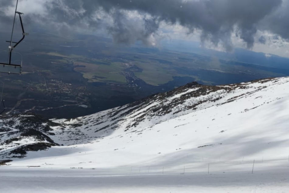 Ilustračný obrázok k článku Vo Vysokých Tatrách ukončili lyžiarsku sezónu: Vydrží ešte Jasná?