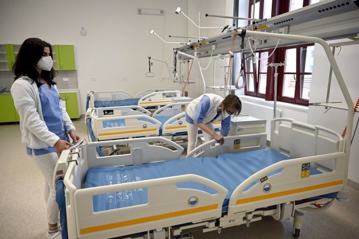 Ilustračný obrázok k článku Pozitívne správy! Hospitalizovaných ubúda, klesá aj počet obetí koronavírusu