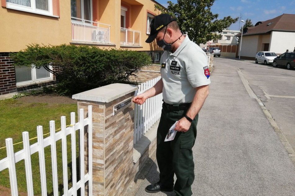 Ilustračný obrázok k článku Policajti sa vybrali do Nových Zámkov: Upozorňovali na podvodníkov